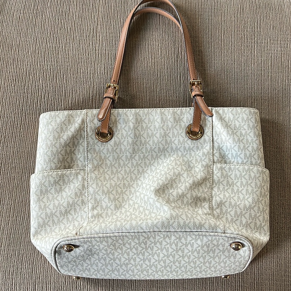 Michael Kors Jet Set Travel Tote size Small